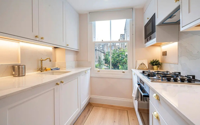 Elegant Flat Near Notting Hill by Underthedoormat