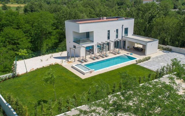 Deluxe Villa in Porec With Wellness Centre & Pool