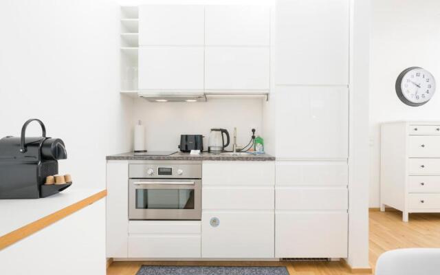Ottakring Balcony Suite by ichbucheAT