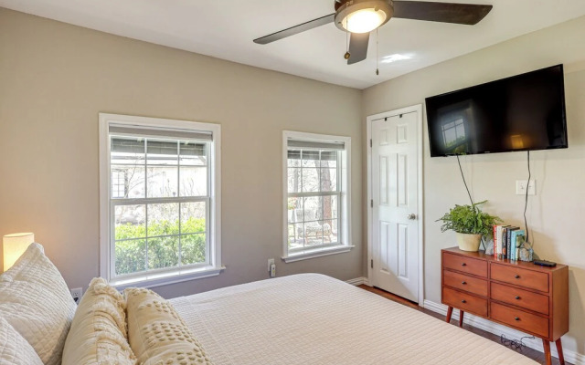 Creekside Cottage w/ Deck & Hot Tub in Belton