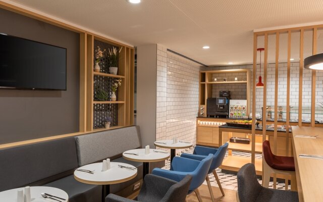 Holiday Inn Express Hamburg South A7 AS42 by IHG