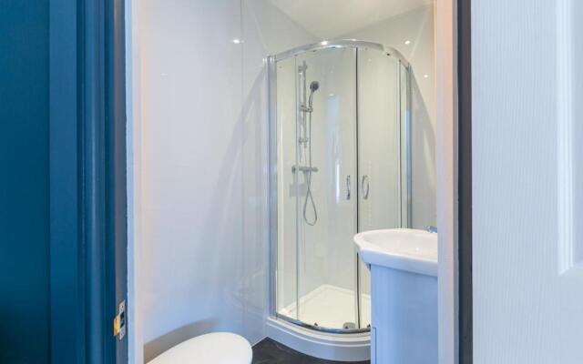Contractor & Leisure & En-Suite Bathrooms & Free Parking