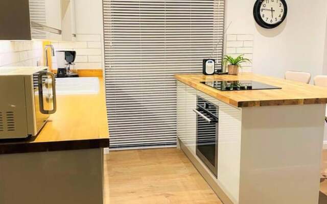 Luxury 2 bed Apartment Golden Triangle w Parking