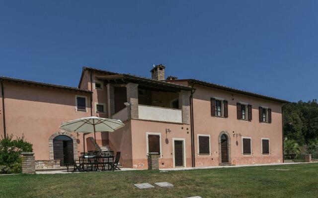 Luxury, modern apartment with pool and stunning views, 1 hour from Rome