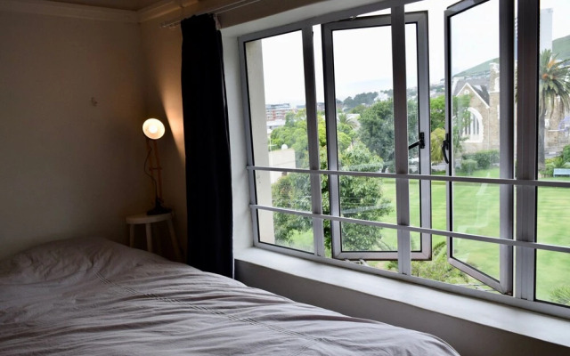 Spacious 1 Bedroom Apartment Near Table Mountain