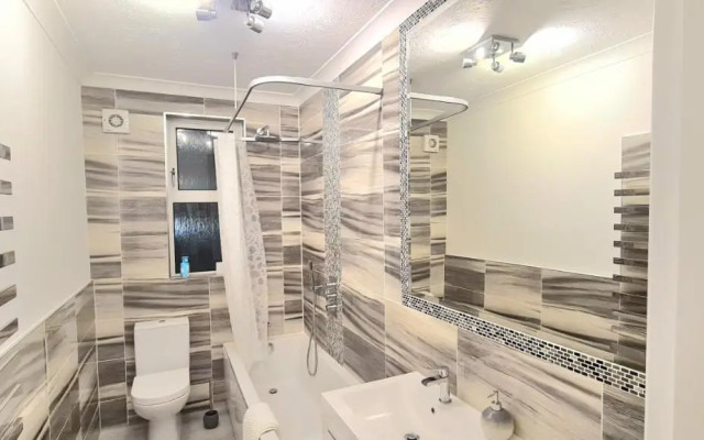 Spacious 3 bedroom flat near the sea
