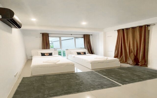 RQ Bangkok Sukhumvit 50 by Collection O
