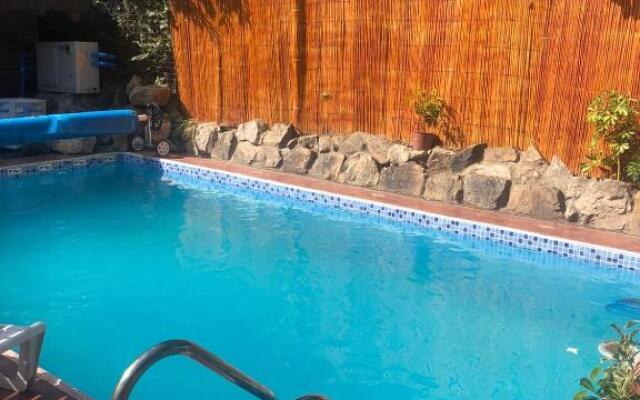 Amplia casa con piscina en Pinares