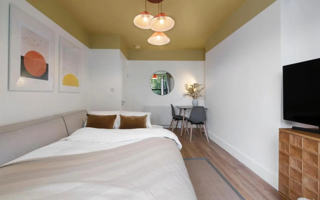Peaceful Crouch Hill Flat by MoreThanStays