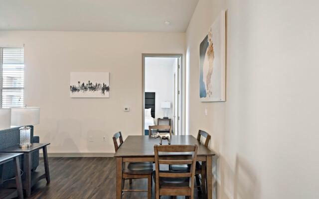 Modern 2BR Apartment Downtown Location