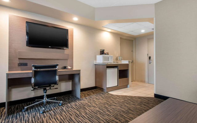 Clarion Hotel & Suites