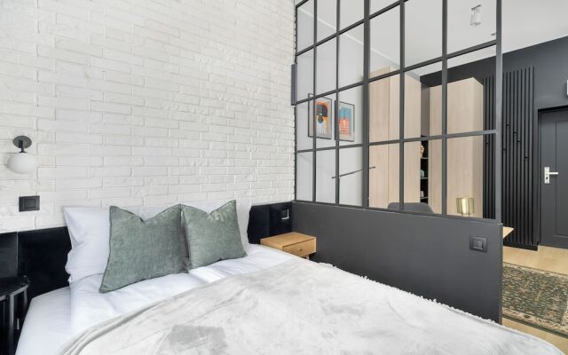 Poznan Apartment With Desk by Renters