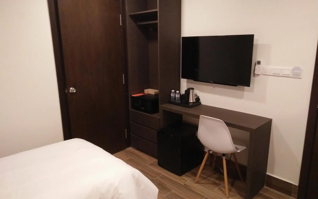 Capital O 90574 Hotel Glo