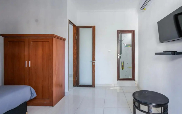 OYO 4003 Ceria Guesthouse SeminyakNearSeminyak Beach
