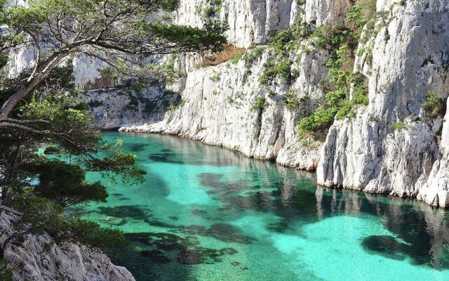 Amazing Holiday Home With Pool in Aix-en-provence