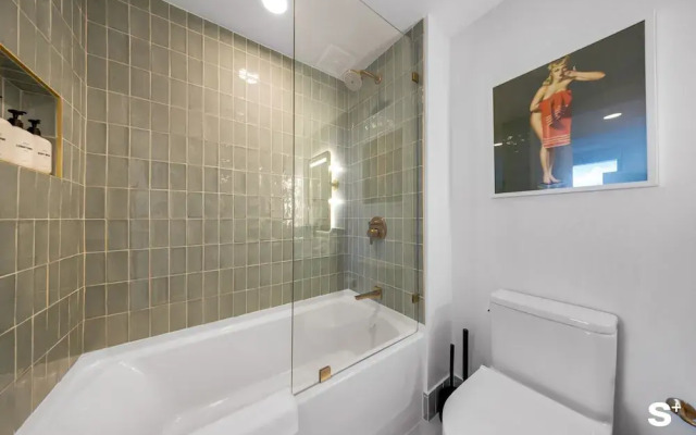 Downtown Haven Sleek 1-BR with Vistas
