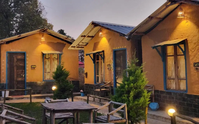 Monkey Mud Hostel And Camps
