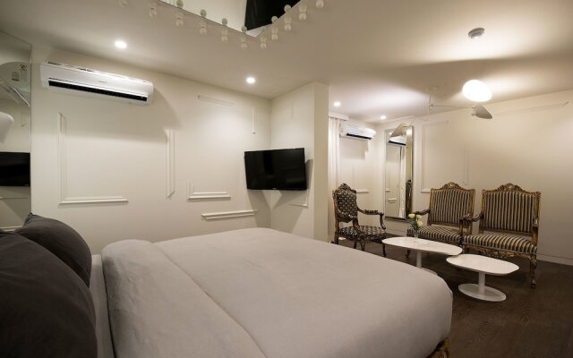 Nineth Hotel