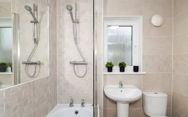 3 Bedroom House-private Parking