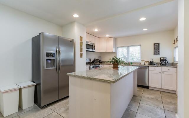 1215 E Columbia