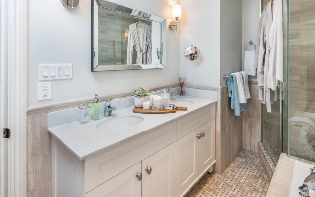 QuickStay - Chic & Modern Townhouse in Little Italy