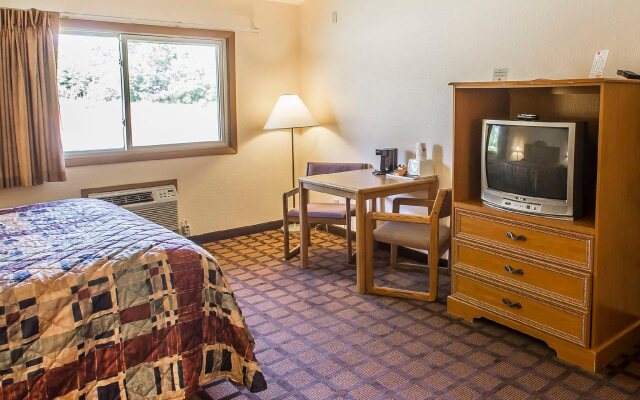 Econo Lodge Inn & Suites Menomonie