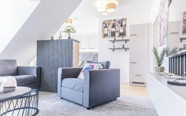 Luxury AC Balcony Apartment City Center
