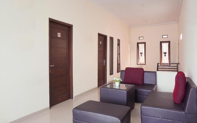 OYO 895 Mahameru Residence