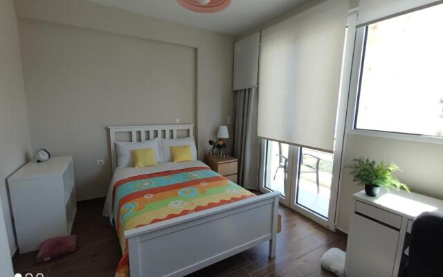 The Bright House a two-storey maisonette in Loutraki
