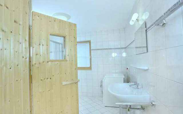 Cozy Chalet with Sauna near Königsleiten