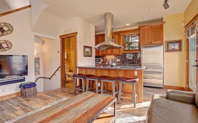 Mountain Ridge  2 Bedroom Townhouse by RedAwning