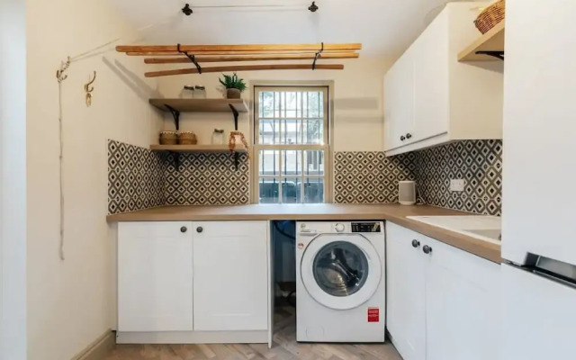 Central Townhouse With Garden Free Parking