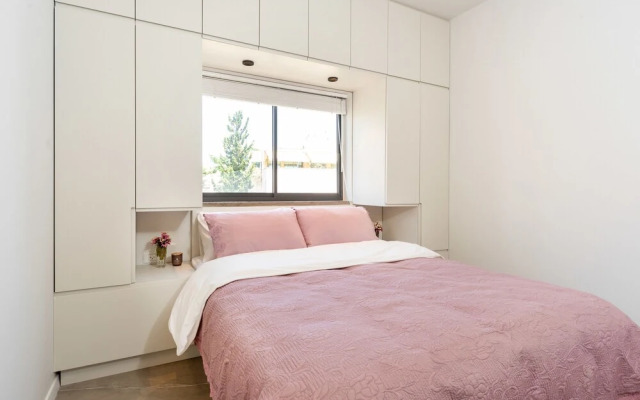Stylish Apartment with Cozy Vibes by Sea N Rent