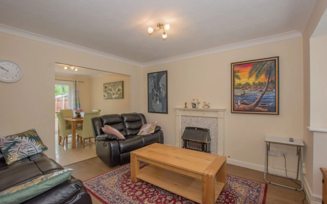 Modern 4 Bedroom Detached House in Cardiff