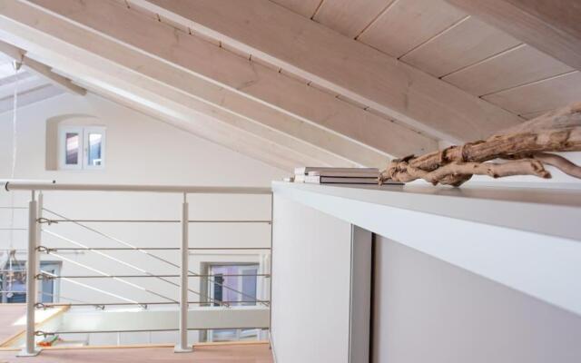 Newly Renovated 1730's Venetian Loft (02) !