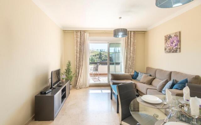 2197-Superb 2bedrooms in residence with pool!