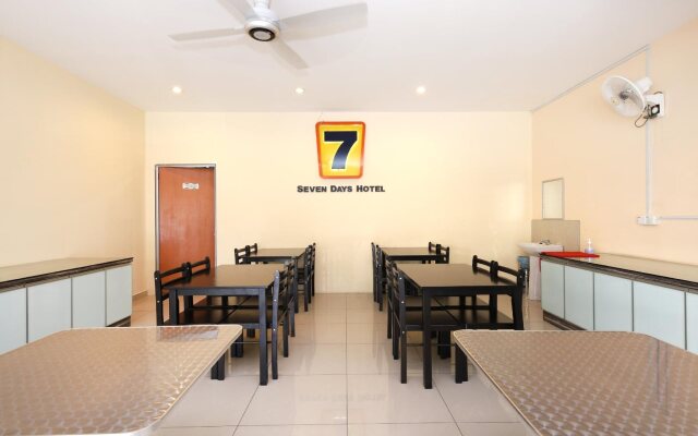 OYO 635 Seven Days Hotel