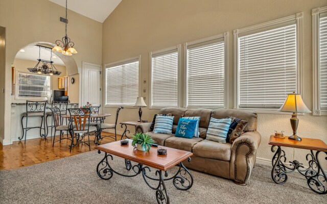 Scenic Terrace 2 Bedroom Condo by Redawning