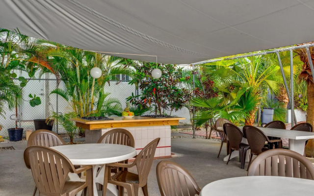 Tropics Hotel