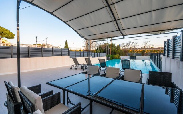 Luxurious Villa. Overflowing Pool 100 Meters From the Beach