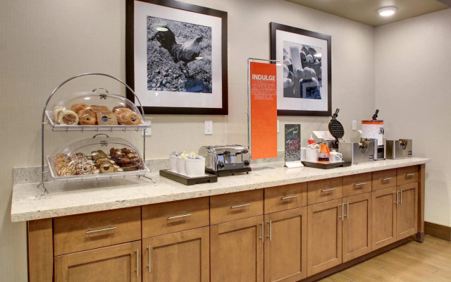 Hampton Inn & Suites Milwaukee West