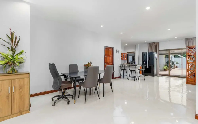 Poolside 3BR for Relaxed Stays V278