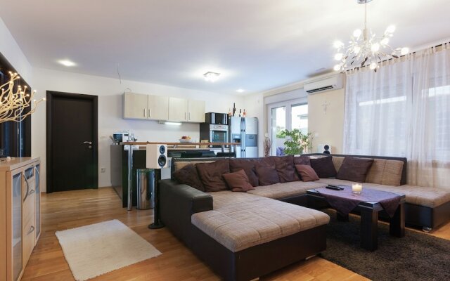 Modern Holiday Home at Podstrana with Hot Tub & Sauna