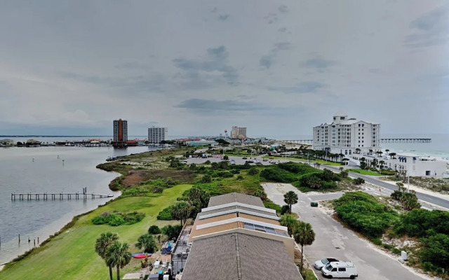 Sabine Yacht & Racquet #8D