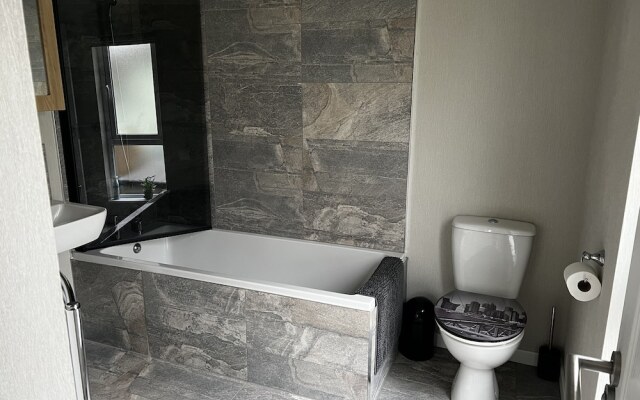 Beautiful and Tranquil Lakeside Lodge - Sleeps 5