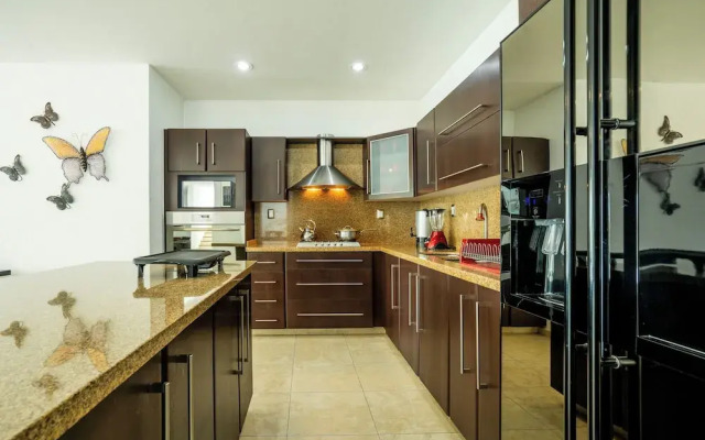 Spacious 5 Bedroom Oasis with Pool & BBQ