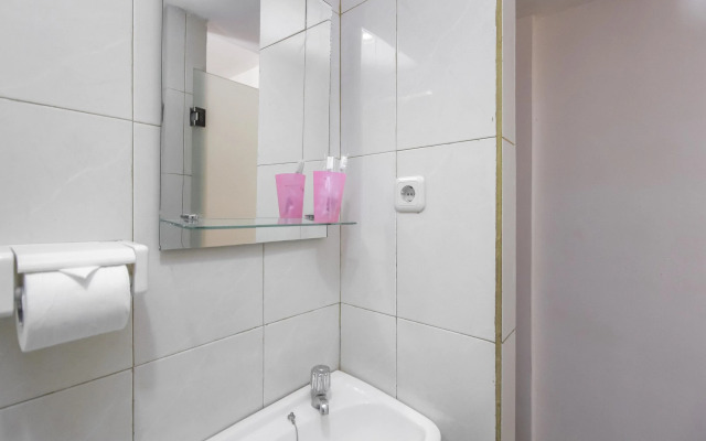 RedDoorz Plus near Galaxy Bekasi