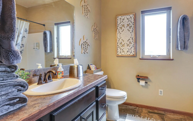 Spearfish Retreat w/ Fireplace + Mountain Views!