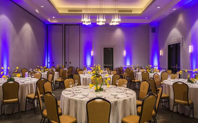 Renaissance Chicago O'Hare Suites Hotel
