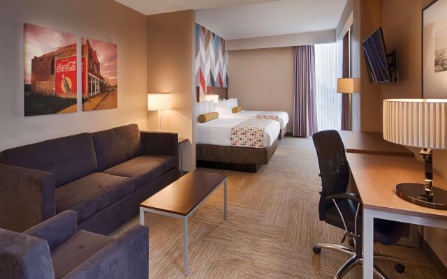 La Quinta Inn & Suites by Wyndham Tulsa Downtown/Route 66